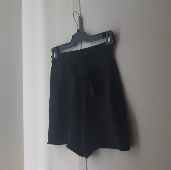 Zara Flowy Belted Shorts - Picture 2 of 5